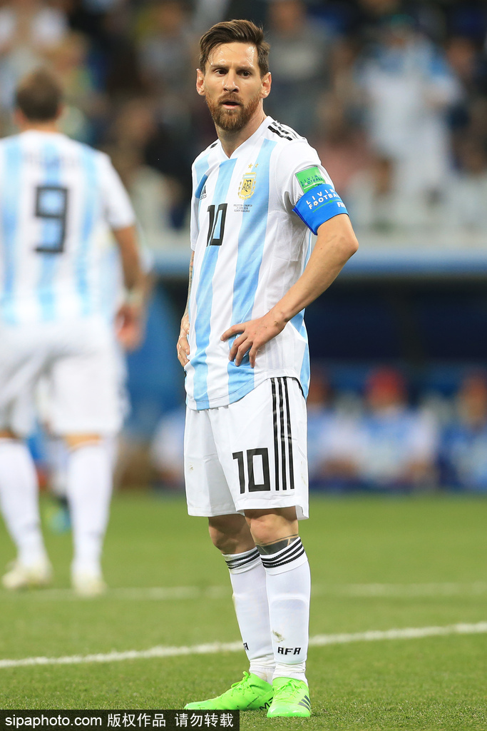 姆巴佩双响+库尔图瓦神扑！皇马3-0大胜重回正轨，阿诺德伤退成隐忧