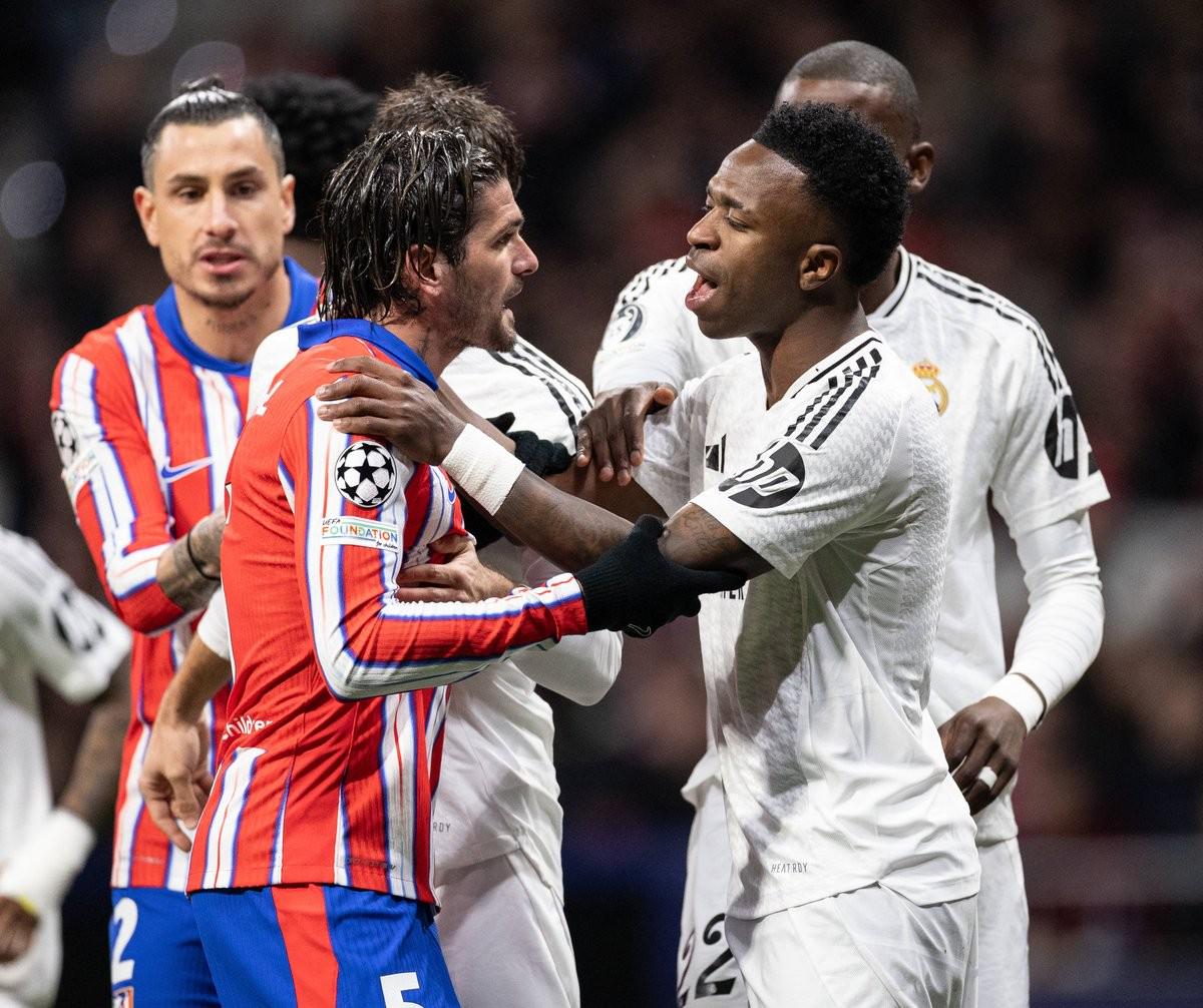 足球欧冠裁判组遭强烈质疑，争议球镜头热议不断